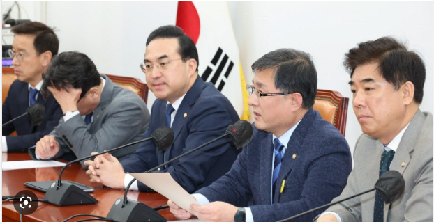 ▲더불어민주당은 “이 대표에 대한 사퇴 경고”라는 비명(비이재명)계와 “자율투표가 아닌 당권 장악을 위한 ‘기획투표’”라는 친명(친이재명)계의 목소리가 극명히 대비되는 모양새다. <사진=SNS>