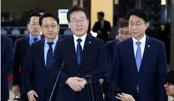 ▲이재명 더불어민주당 대표가 27일 오후 서울 여의도 국회에서 제403회국회(임시회) 제8차 본회의에서 체포동의안이 된 후 본회의장을 나서며 입장을 밝히고 있다. <사진=SNS>