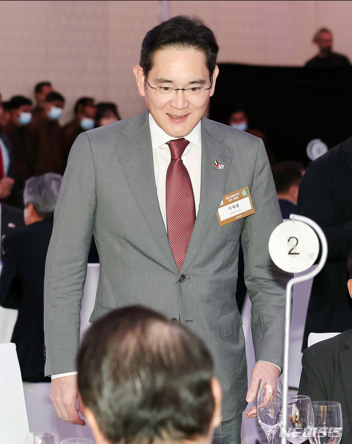 ▲이재용 삼성전자 회장이 지난 16일 아부다비 에티하드타워에서 열린 동행 경제인과의 만찬 간담회에 참석하고 있다. <사진=SNS>
