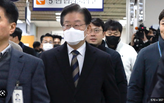 ▲이재명 더불어민주당 대표가 법원에 출석하면서 기자들의 질문에 묵묵부답하고 있다. <사진=SNS>
