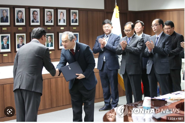 ▲권영세 통일부장관이 북한인권증진위원회 12명 전문위원들과 인사를 나누고 있다. <사진=SNS>