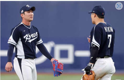 ▲6일 오후 일본 오사카 교세라 돔에서 열린 대한민국 WBC 대표팀과 일본 프로야구 오릭스 버팔로스와의 경기, 대표팀 오지환과 김하성(오른쪽)이 2회말 대화를 나누고 있다. <사진=SNS>