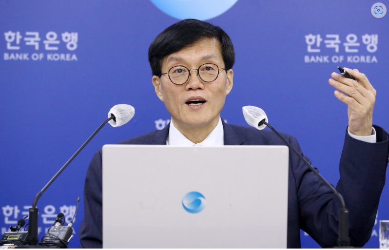 ▲이창용 한국은행 총재가 23일 오전 서울 중구 한국은행에서 열린 통화정책방향 기자간담회에서 취재진 질문에 답하고 있다. 한은 금융통화위원회는 이날 1년 5개월간 이어진 금리 인상을 멈추고 기준금리를 현행 연 3.50%로 동결했다. <사진=공동취재단>