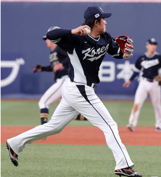 ▲6일 오후 일본 오사카 교세라 돔에서 열린 대한민국 WBC 대표팀과 일본 프로야구 오릭스 버팔로스와의 경기, 대표팀 3루수 최정이 6회말 1사 1루에서 상대 타자의 내야 땅볼을 잡아 1루로 송구하고 있다. <사진=SNS>