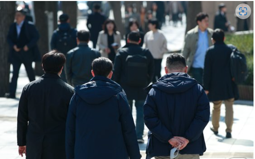 ▲정부가 '근로시간 제도 개편방안'을 발표한 6일 오후 서울 종로구 청계천에서 점심식사를 마친 직장인들이 산책하고 있다. 고용노동부에 따르면 현행 주52시간 제도에서 근로자들의 근로시간 선택권 확대를 위해 '1주 단위'로 된 연장근로시간 관리단위를 노사합의를 통해 '월·분기·반기·연 단위'로 확대한다. <사진=SNS>