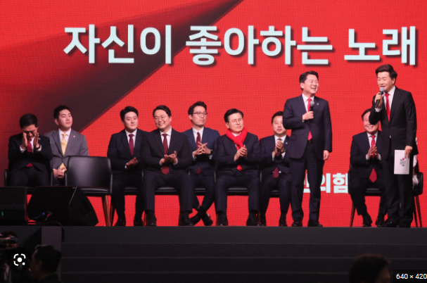 ▲ 오후 경기도 고양시 일산 킨텍스에서 열린 전당대회에서 역대급 투표율에 당원들에게 감사 인사를 전하는 한편 총선승리를 위해 매진하겠다는 입장을 밝혔다. <사진=SNS>