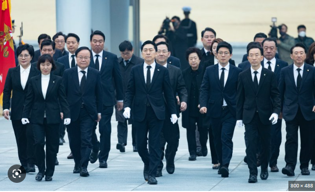 ▲김기현 국민의힘 신임 당대표와 당 지도부가 9일 오전 서울 동작구 국립서울현충원에서 현충탑 참배를 위해 이동하고 있다. <사진=SNS>