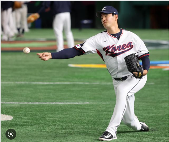 ▲ 2023 월드베이스볼클래식(WBC)에 출전하는 야구 국가대표팀 고영표가 8일 오전 일본 도쿄 돔에서 훈련하면서 볼을 던지고 있다. <사진=SNS>