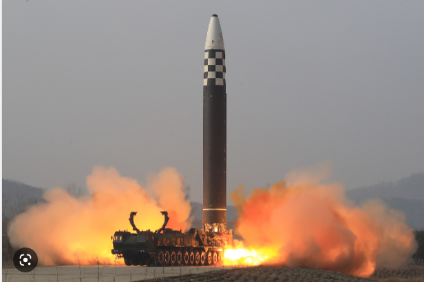 ▲ 북한이 18일 오후 대륙간탄도미사일(ICBM) '화성-15형' 훈련을 진행했다고 19일 당 기관지 노동신문을 통해 밝혔다. <사진=SNS>