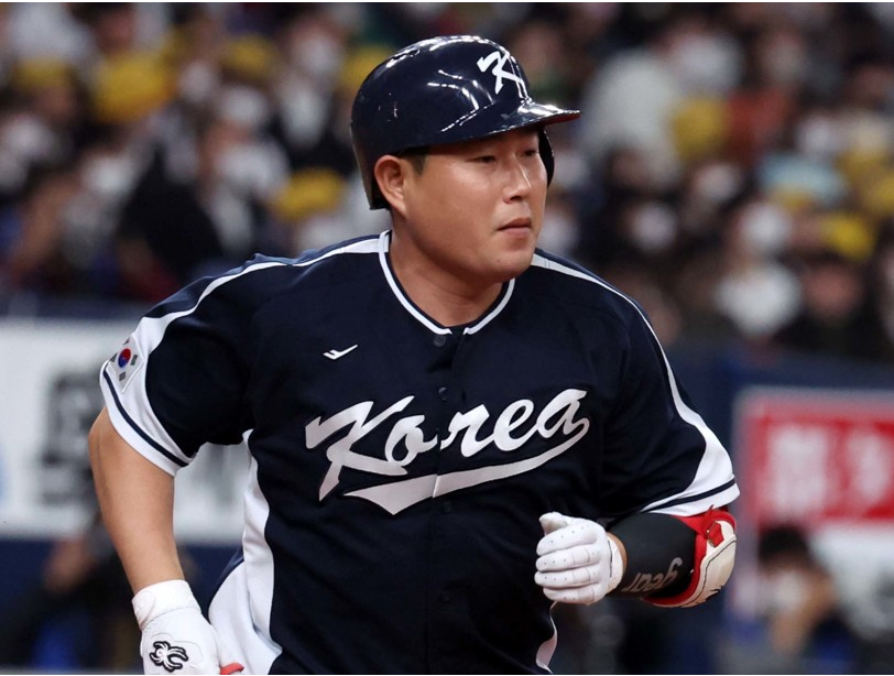 ▲ 7일 일본 교세라 돔 오사카에서 열린 일본 프로야구팀 한신 타이거즈와 WBC 대한민국 대표팀의 경기, 3회초 1사 상황 양의지가 안타를 날린 후 1루로 향하고 있다. <사진=SNS>