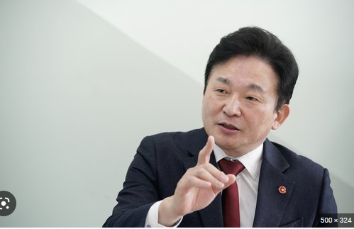 ▲ 원희룡 국토교통부 장관이 12일 인천공항 보안상황 현장점검을 위해 인천국제공항 2터미널을 방문해 통합운영센터에서 열린 점검회의에서 모두발언을 하고 있다. <사진=SNS>