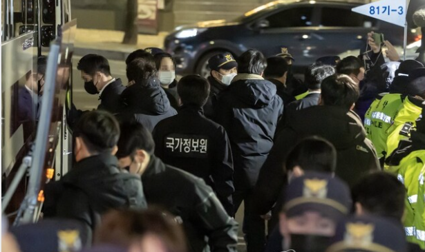 ▲ 서울경찰청 광역수사단 강력범죄수사대와 국가정보원이 14일 오전 서울 마포구 민주노총 전국건설노조 수도권북부지역본부 사무실 압수수색을 하기 위해 대기하고 있다. <사진=SNS>
