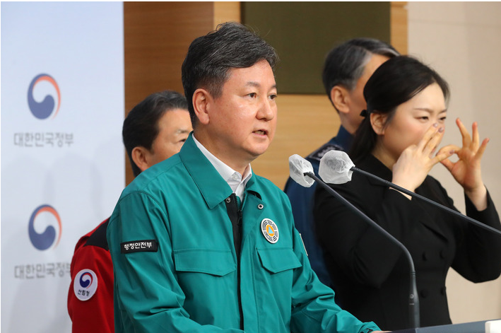 ▲ 한창섭 행정안전부 차관이 지난 8일 오전 서울 종로구 정부서울청사 별관에서 산불방지 대국민 담화문을 발표하고 있다. <사진=SNS>