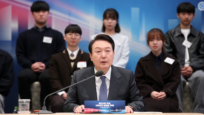 ▲ 윤석열 대통령이 15일 청와대 영빈관에서 열린 제14차 비상경제민생회의에서 반도체 클러스터 관련 발언을 하고 있다. <사진=SNS>