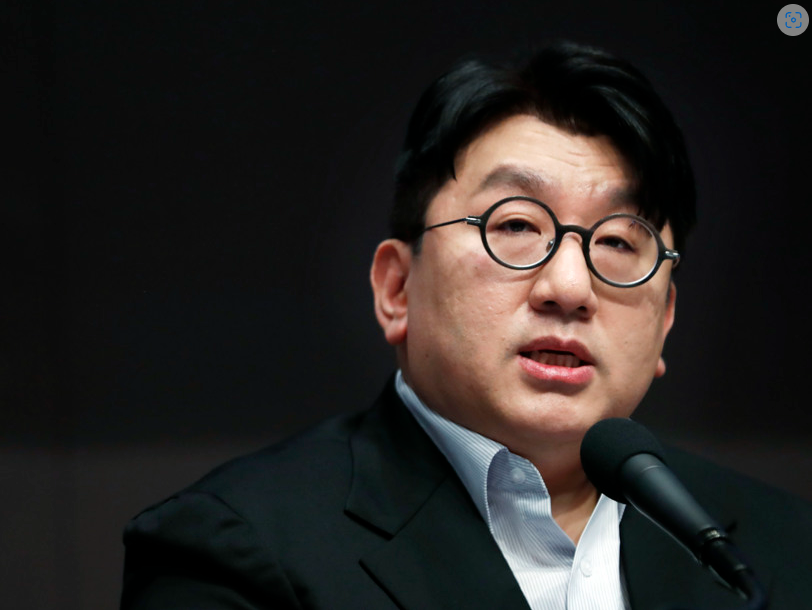 ▲ 방시혁 하이브 이사회 의장이 15일 오전 서울 중구 프레스센터에서 열린 관훈포럼에 참석해 K-POP의 미래에 대해 기조연설을 하고 있다. <사진=SNS>