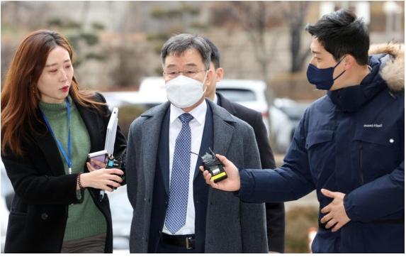 ▲ 정진상 더불어민주당 대표실 정책조정실장이 지난해 11월18일 서울 서초구 서울중앙지방법원에서 열린 구속 전 피의자 심문(영장실질심사)에 출석하며 취재진의 질문에 답하고 있다. <사진=SNS>