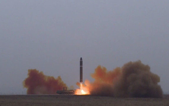 ▲ 지난달 18일 오후 평양국제비행장에서 대륙간탄도미사일(ICBM) '화성-15'를 최대사거리체제로 고각발사했다고 보도했다. <사진=조선중앙TV 캡쳐>