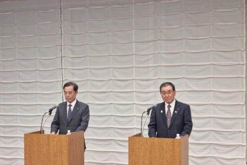 ▲(왼쪽부터) 김병준 전국경제인연합회(전경련) 회장 직무대행과 도쿠라 마사카즈 게이단렌 일본경제단체연합회(게이단렌) 회장이 16일 오후 일본 도쿄에서 '한일 미래 파트너십 선언'을 통해 '한일·일한 미래 파트너십 기금'을 창설하기로 했다고 밝혔다. <사진=공동쥐재단>