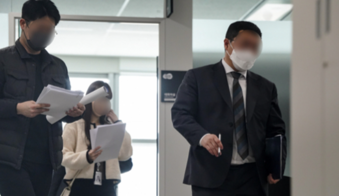 ▲ 검찰이 지난달 22일 오후 쌍방울 대북송금의혹으로 경기도청 경제부지사실, 비서실, 평화협력국, 도의회 사무처 등에 대한 압수수색을 하고 있다. <사진=SNS>