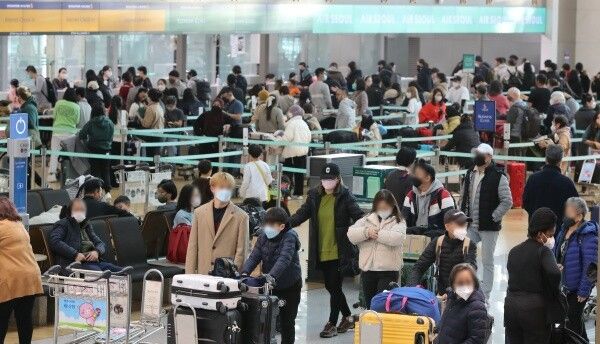 ▲ 인천국제공항 1터미널 출국장에서 수속을 기다리는 시민들로 북적거리고 있다. <사진=SNS>