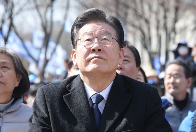 ▲ 이재명 더불어민주당 대표가 18일 오후 서울시청 인근에서 열린 강제동원 해법 및 한일정상회담을 규탄하는 3차 범국민대회에 참석하고 있다. <사진=SNS>