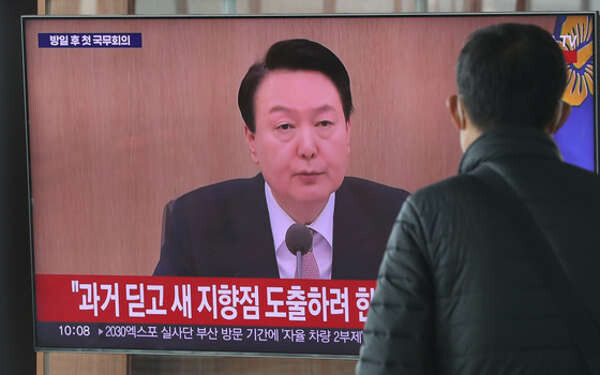 ▲ 21일 오전 서울역 대합실에서 시민들이 윤석열 대통령의 국무회의 방일 결과 모두발언을 생방송으로 시청하고 있다.. <사진=SNS>