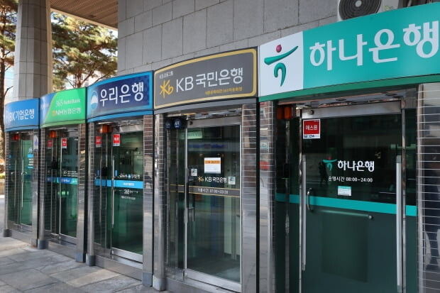 ▲ 미국 실리콘밸리은행(SVB) 파산 여파에지난달에도 확대된 가운데 주요 시중은행의 예금금리가 최근 하락세를 나타내고 있다.<사진=SNS>
