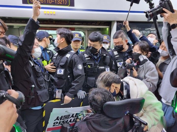 ▲ 전국장애인차별철폐연대(전장연)가 23일 출근길 서울 지하철 1호선 시청역에서 지하철 탑승을 시도했지만, 이를 저지하는 경찰과 지하철 보안관에 막혀 대치 중이다.