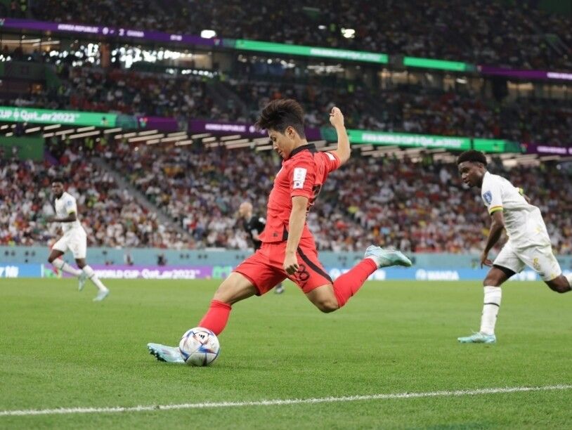 ▲ 2022 카타르월드컵 조별리그 2차전 가나와의 경기에서 크로스를 시도하고 있는 축구대표팀 이강인. <사진=대한축구협회 제공>