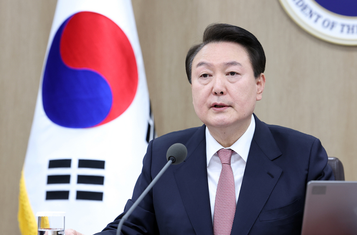 ▲ 대통령 직무 수행 평가에 대한 이유로는 '일본' '외교' 등이 가장 많이 언급됐다. 긍정평가(334명) 이유 1위는 일본관계 개선(18%)이 꼽혔으며 2위는 외교(11%), 3위는 노조대응(8%) 등이다. <사진=연방타임즈>