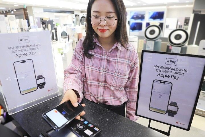 ▲롯데하이마트가 전국 390여개 매장에 애플의 간편 결제 서비스인 애플페이를 도입했다고 23일 밝혔다. 모델이 서울 롯데하이마트 대치점에서 애플페이를 소개하고 있다. <사진=롯데하이마트 제공>