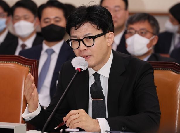 ▲ 한동훈 법무부 장관이 27일 오전 국회에서 열린 법제사법위원회 전체회의에 출석해 의원질의에 답변하고 있다. <사진=SNS>