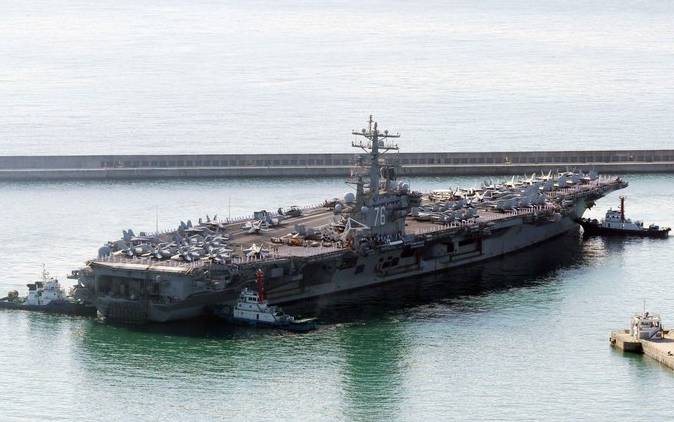 ▲ 미국 해군의 핵추진 항공모함 '로널드 레이건함'(CVN-76)이 23일 오전 부산 남구 해군작전사령부 부산작전기지에 입항하고 있다. 이 항모는 길이 333m, 폭 77m, 높이 63m 규모이며, 승조원 5500~6000명이다. '떠다니는 군사기지'로 불리는 이 항모는 전투기 FA-18(슈퍼호넷), F-35C 전투기 등 80여 대의 항공기를 탑재하고 있다. <사진=SNS>