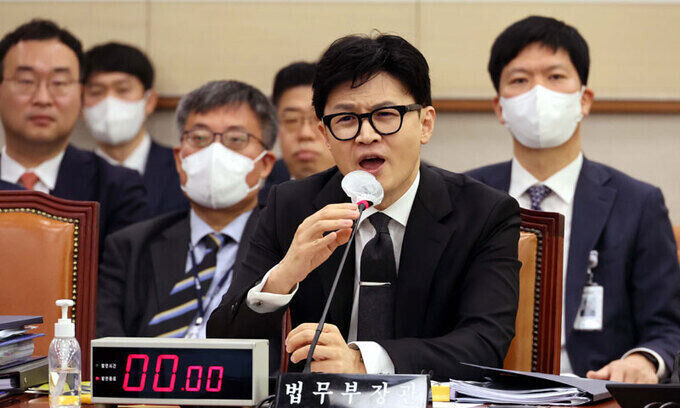 ▲설전 한동훈 법무부 장관이 27일 서울 여의도 국회에서 열린 법제사법위원회 전체회의에서 의원들의 질의에 답변하고 있다. <사진=연방타임즈>