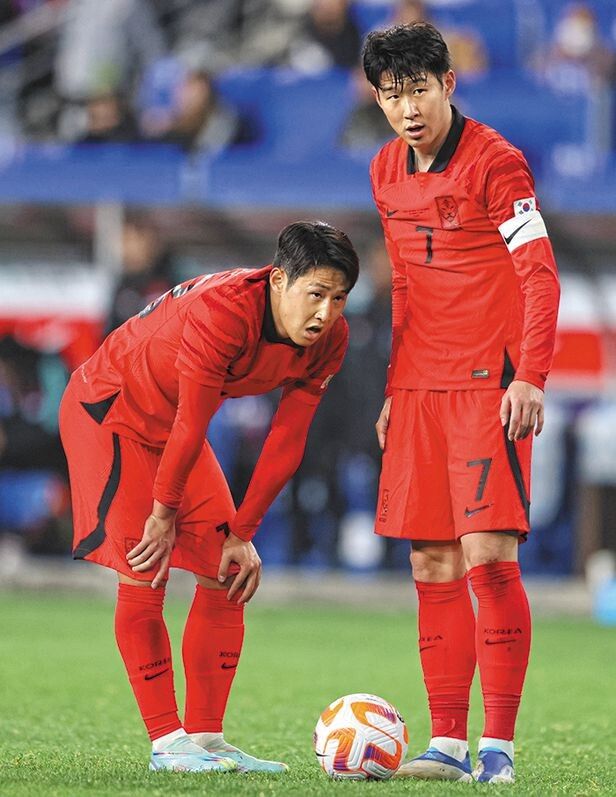 ▲ 축구 대표팀 손흥민(오른쪽)과 이강인이 24일 울산문수축구경기장에서 열린 콜롬비아와 평가전에서 얻어낸 프리킥을 준비하면서 대화하고 있다. 한국 축구 현재를 이끌고 있는 손흥민과 미래를 책임질 이강인이 조화를 이룰 전술을 짜내는 게 위르겐 클린스만 신임 감독 과제 중 하나다. <사진=대한축구협회 제공>
