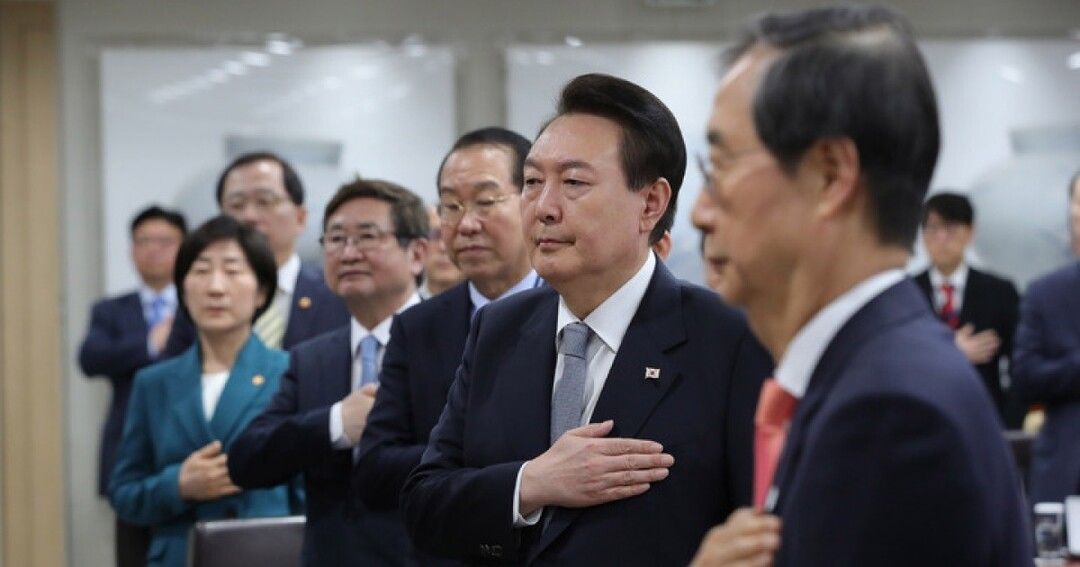 ▲ 윤석열 대통령이 28일 오전 서울 용산 대통령실 청사에서 열린 국무회의에서 국기에 경례하고 있다. <사진=대통령실 제공>