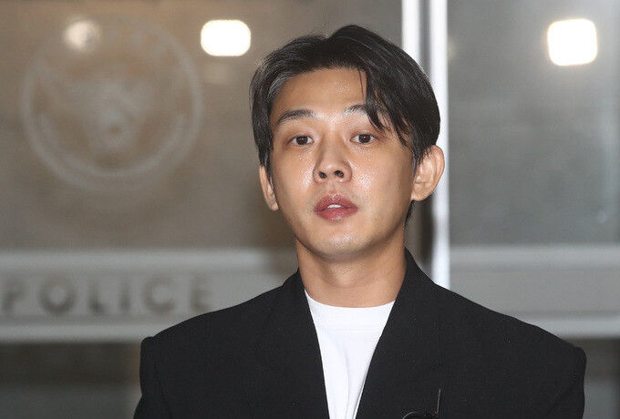 ▲ 배우 유아인(본명 엄홍식)이 27일 서울 마포구 서울경찰청 마포청사에 출석해 마약 투약 혐의 관련 조사를 마치고 나오며 입장을 밝히고 있다. <사진=SNS>
