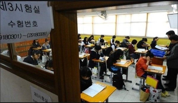 ▲ 2023학년도 대학수학능력시험이 치러진 지난해 11월17일 오전 서울 중구 이화여자외국어고등학교에서 한 수험생이 시험을 준비하고 있다. <사진=SNS>