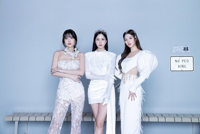 ▲ 미나, 사나, 모모는 앞서 지난달 25일 일본에서 신곡 ‘부케’를 내놓은 바 있다. <사진=SNS>