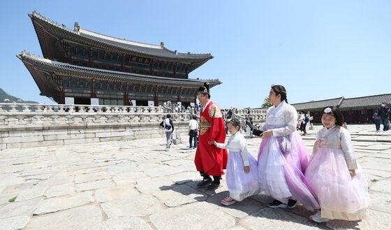 ▲ 한복을 입고 서울 경복궁을 찾은 한 가족이 나들이를 즐기고 있다. <사진=SNS>