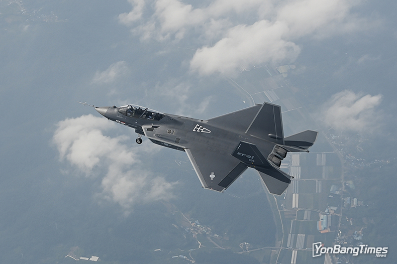 국산 KF-21 보라매 시제6호기 최초비행 성공…33분간 비행