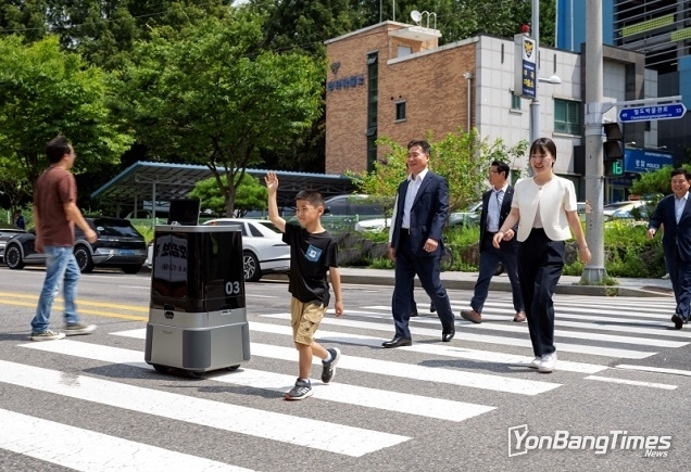 이동 로봇, 국내 최초로 안전하게 횡단보도 건너기 성공