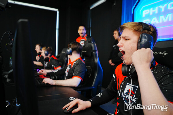 Phygital athletes competing on the digital side of phygital 2