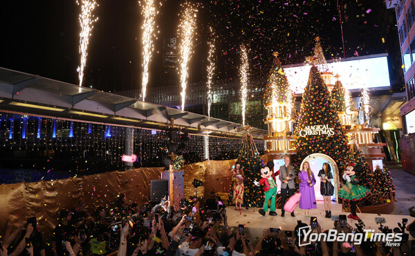 미키 마우스와 미니 마우스가 ‘Magical Christmas @ 하버시티’ 점등식에 참석해, 9미터 높이의 마법 크리스마스 트리를 둘러싸고 수백 명이 모여 축제의 분위기를 즐겼습니다.