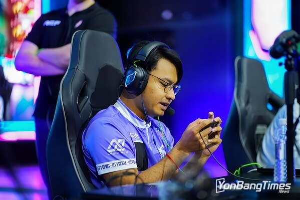 Phygital sports athlete competing