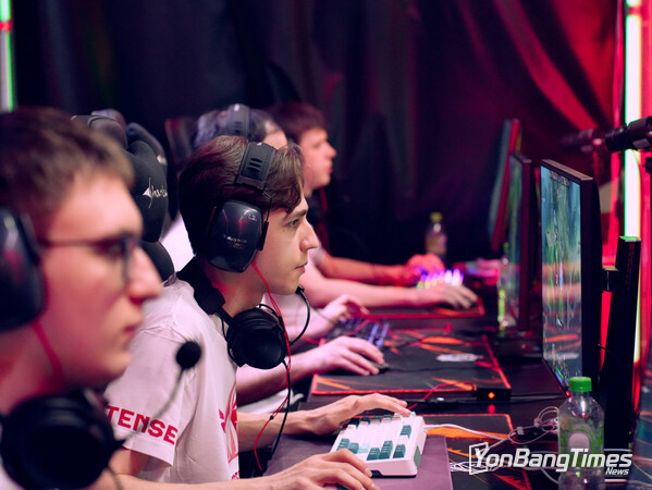 Phygital sports athlete competing