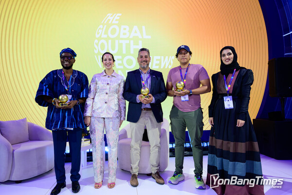 Winners of the Global South Video News Awards with the host of the ceremony. Left to right: Ernest Dela Aglanu, Mai Maxwell (host), Maxi Jonas, Enrique Ortiz, Shahd Alabdouli (Accepting on behalf of Masoud Al Jarousha)