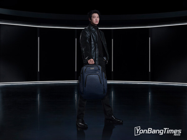 Wei Daxun pictured with the Alpha TUMI Brief Pack™ in Navy.