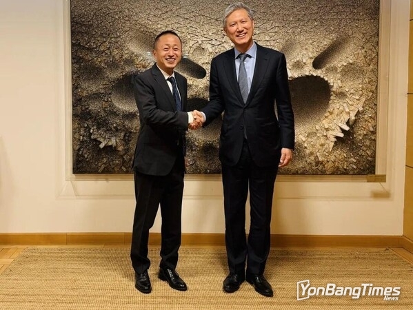 Enyuan Yu (left) meets Rho Jae-heon (right).