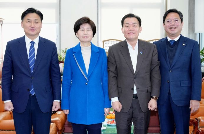 ▲ 김영진 의원(왼쪽부터), 백혜련 의원, 이재준 수원시장, 김승원 의원이 간담회 후 함께하고 있다.